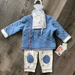 6 month Vitamins Baby set. Pants and top in blue and cream. Includes a hat